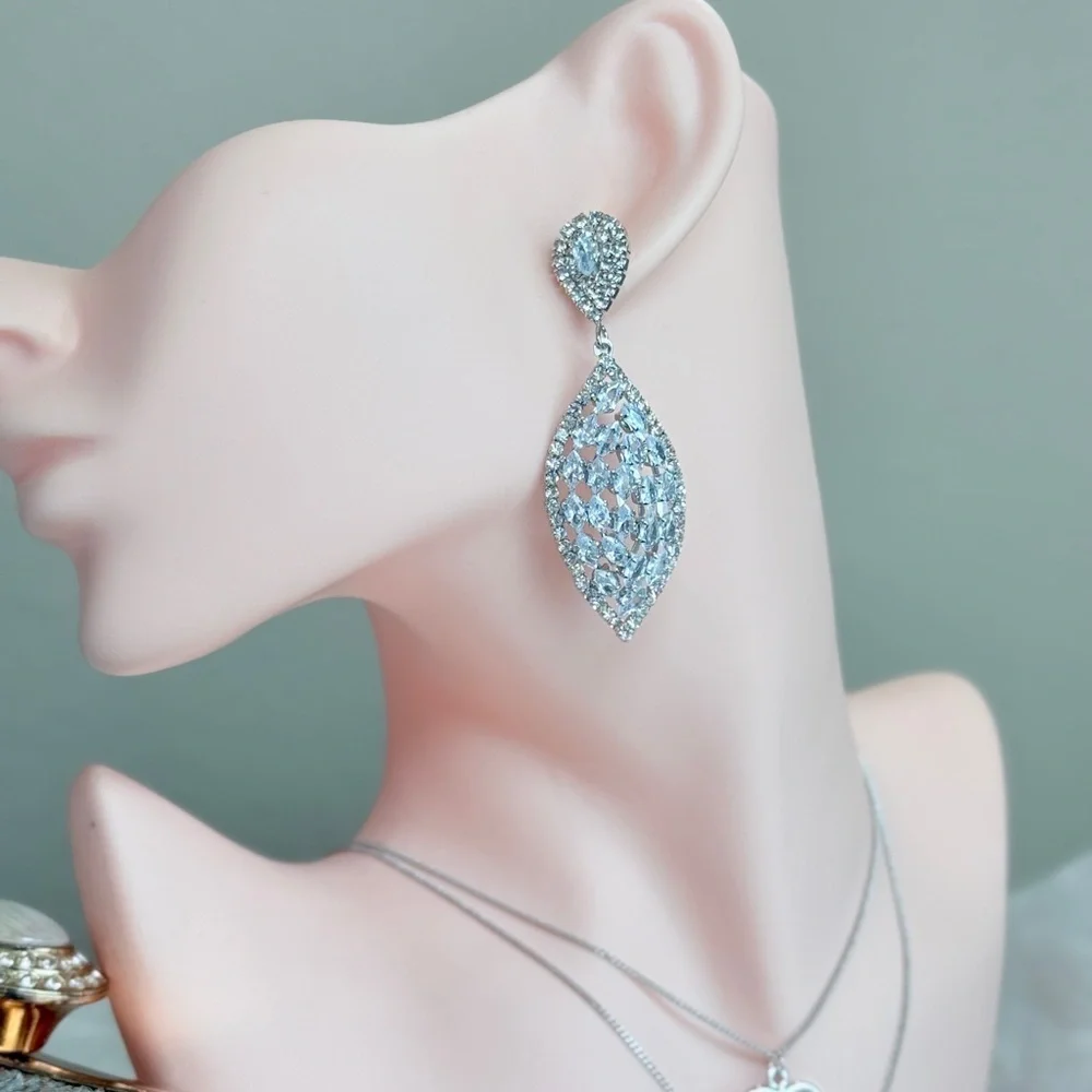 ⚜️ Chic Silver Teardrop Earrings